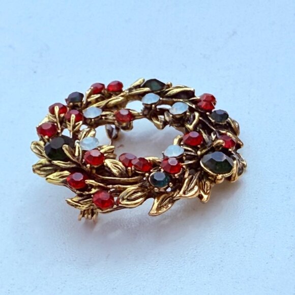 Vintage Christmas Wreath Brooch Pin Gold Tone Rhinestone Holiday Outfit Gift - Picture 10 of 15